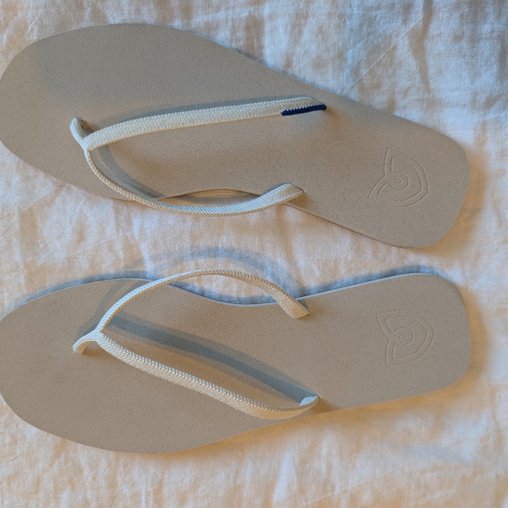 Rothys White Flip Flop NWT Size 10 - Picture 2 of 4